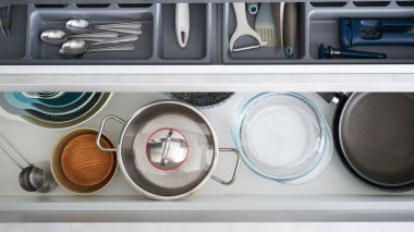 Mutfakta farklı çatal bıçak ve çatal bıçak takımları olan açık bir çekmece..