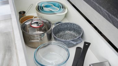 Çekmecede temiz mutfak aletleri var.