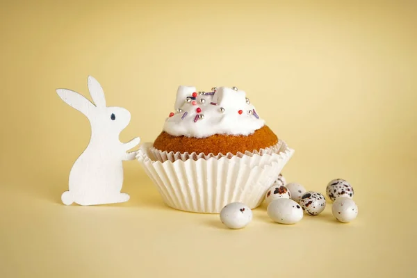 Výborné Velikonoční Cupcake Žlutém Pozadí — Stock fotografie