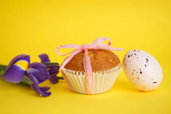Lahodné Velikonoční Cupcake Květiny Žlutém Pozadí — Stock fotografie