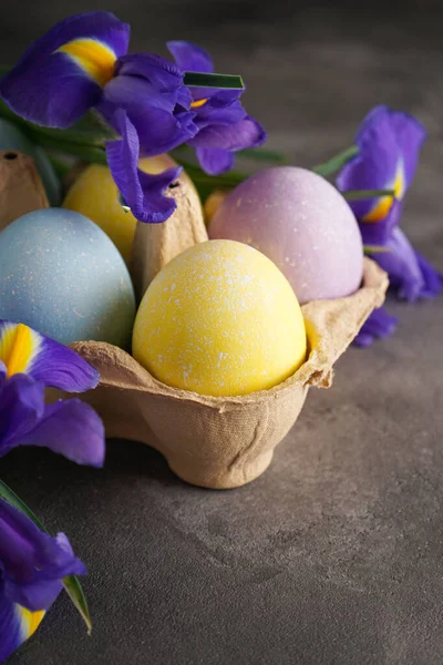 Vícebarevná Velikonoční Vajíčka Lepenkové Krabici Čerstvé Květiny Dřevěném Pozadí Vertikálně — Stock fotografie