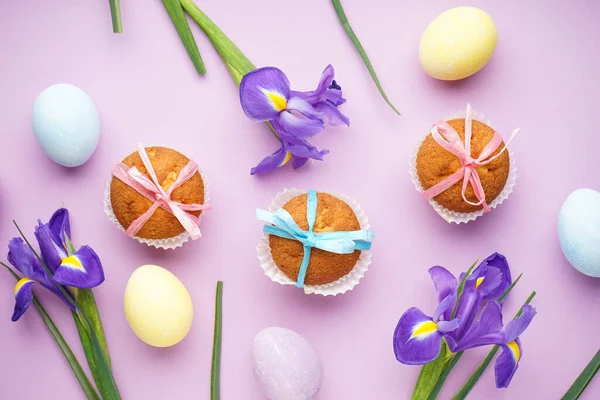 Easter Treats Colorful Cupcakes Flowers Irises Pink Background Top View — Stock fotografie