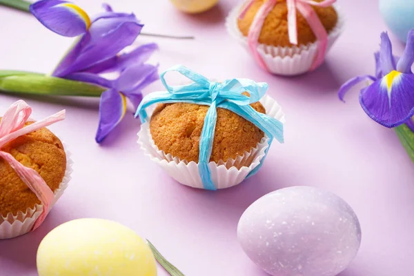 Easter Treats Colorful Cupcakes Flowers Irises Pink Background Close — Stock fotografie