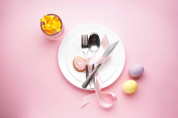 Easter Holiday Concept Easter Holiday Table Setting Pink Background Plates — Stock Photo, Image