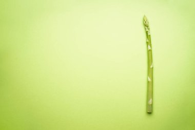 Yeşil arka planda taze yeşil kuşkonmaz, metin için yer.