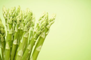 Açık yeşil arka planda yeşil kuşkonmaz, metin yeri, yakın plan..