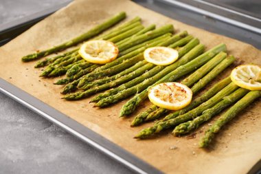 Fırında pişmiş kuşkonmaz ve limon..