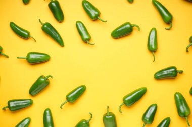 Yeşil biber. Sarı arkaplanda bir grup biber, metin için yer, üst görünüm. 