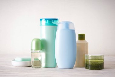 Sabun ve şampuan şişeleri. Ahşap arka planda farklı kozmetik şişeleri.