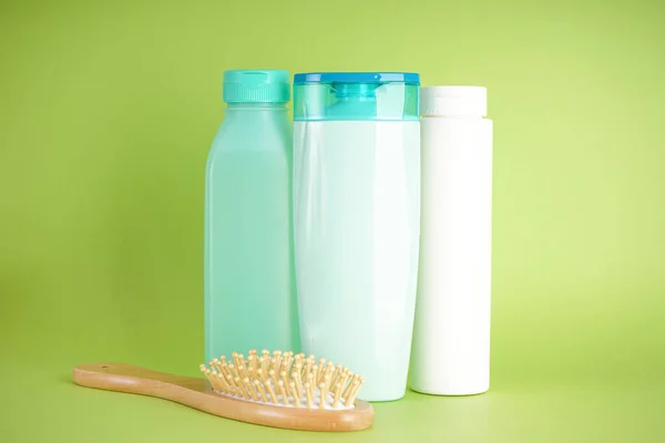 Shampoo Bottles Hair Conditioner Wooden Hairbrush Green Background — Stock Photo, Image