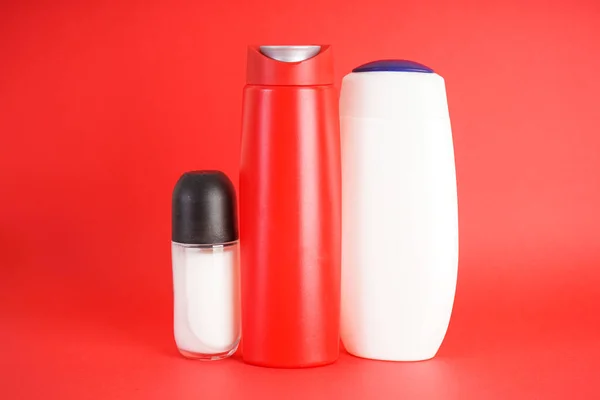 Set Botellas Champú Desodorante Sobre Fondo Rojo —  Fotos de Stock