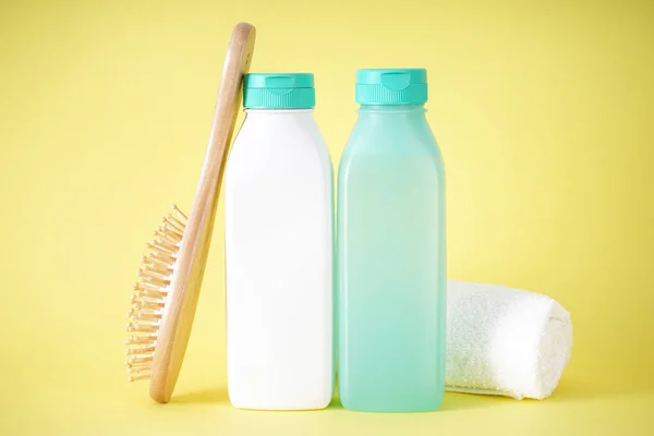 Shampoo Bottle Hair Conditioner Wooden Hair Brush Yellow Background — Stock Photo, Image