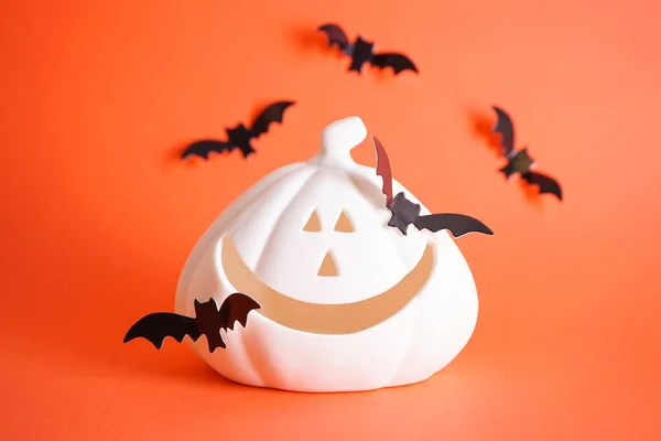 Conceito Halloween Abóbora Branca Halloween Morcegos Fundo Laranja — Fotografia de Stock