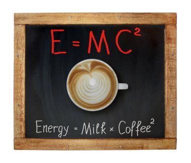 Krem şantili bir fincan kahve okulun kara tahtasında komik formüllerle birlikte..