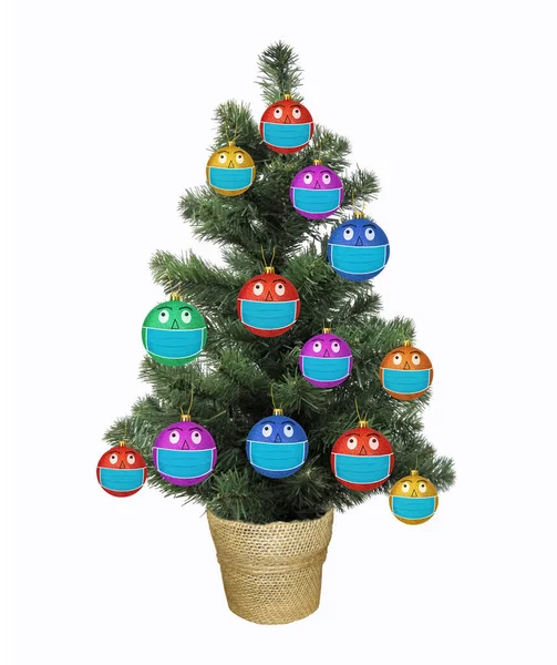 Hay Árbol Navidad Decorado Con Bolas Máscaras Protectoras Fondo Blanco —  Fotos de Stock