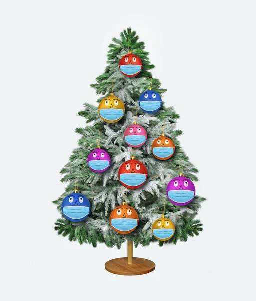 Hay Árbol Navidad Decorado Con Bolas Máscaras Protectoras Fondo Blanco —  Fotos de Stock