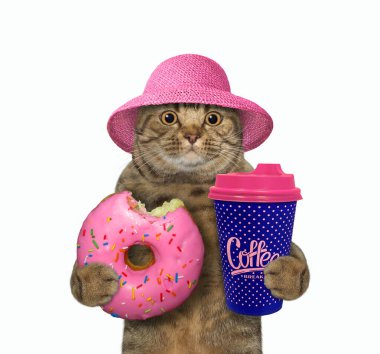 Hasır şapkalı bej bir kedi pembe bir çörek ve mavi bir fincan kahve taşır. Beyaz arka plan. İzole edilmiş.