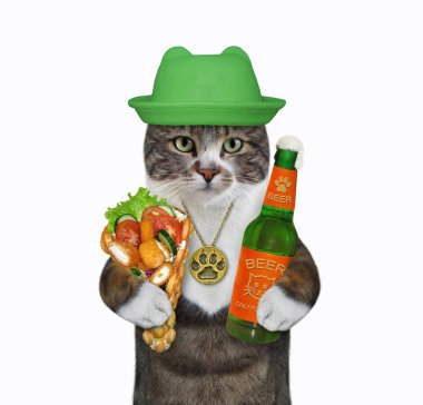 Renkli bir kedi bir şişe bira ve tavuk nuggetlı yumuşak waffle tutar. Beyaz arka plan. İzole edilmiş.