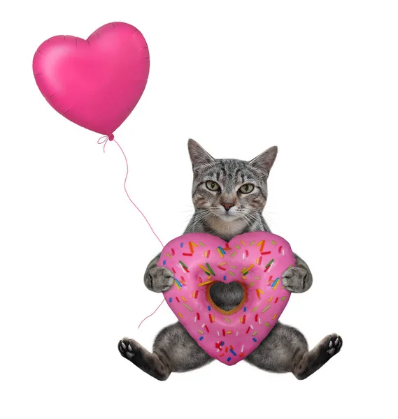 Eine Graue Katze Hält Einen Rosafarbenen Herzförmigen Donut Und Einen — Stockfoto