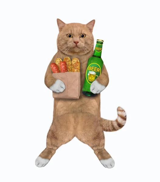 Gato Avermelhado Tem Uma Garrafa Cerveja Salsichas Fundo Branco Isolados — Fotografia de Stock