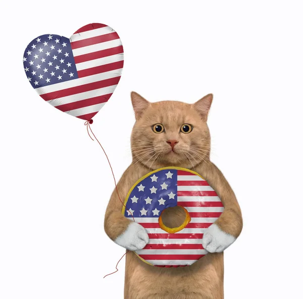 红猫爱国者拿着气球 吃着像美国国旗一样的甜甜圈 白色背景 被隔离了 — 图库照片