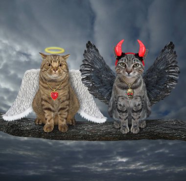 Bej bir kedi melek ve gri bir kedi şeytan bir dalda birlikte oturuyorlar. Gökyüzü bulutu arkaplanı.