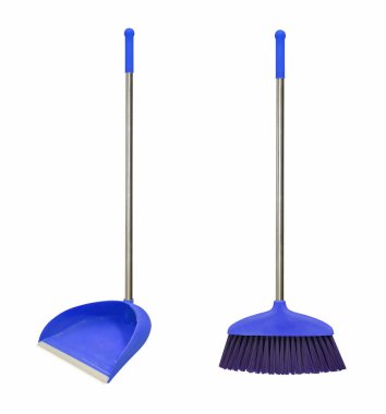 Mavi bir süpürge ve faraş var. Beyaz arka plan. İzole edilmiş.
