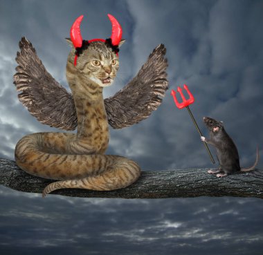 Kırmızı boynuzlu bej bir kedi yılan ve Cadılar Bayramı 'nda dalında şeytan mızrağı olan siyah bir fare..