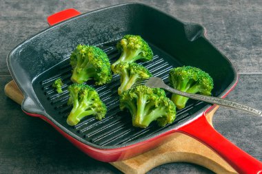Pan ızgarada pişmiş brokoli, 