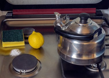 Temizlik bir gaz sobası pişirme soda ve limon ile. 