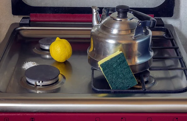 Temizlik bir gaz sobası pişirme soda ve limon ile. 