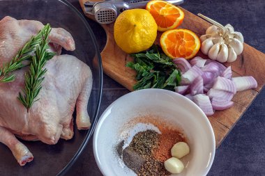 Bütün tavuk kıyılmış soğan, sarımsak, limon ve portakal ile. 