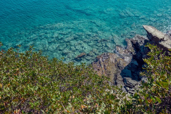 A paisagem marinha. Grécia. Mar calmo ao sol . — Fotografia de Stock