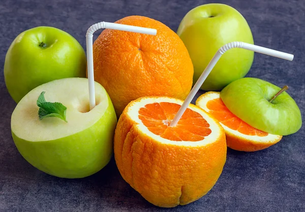 Lédús alma és a narancs csövek egy koktélra. Inni a ju — Stock Fotó