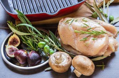 Izgarada tavuk göğsü pişirmek. Masada baharatlar var. - 