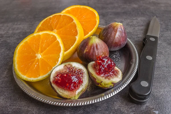 Цветные свежие фрукты - инжир, апельсины и персики на темной спине — стоковое фото