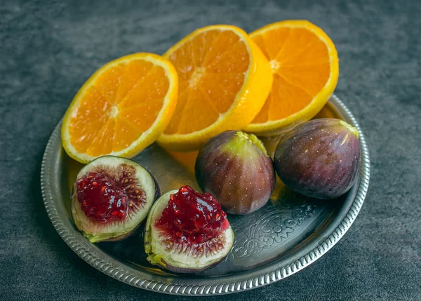 Frutas frescas coloridas - higos, naranjas y melocotones en una espalda oscura —  Fotos de Stock