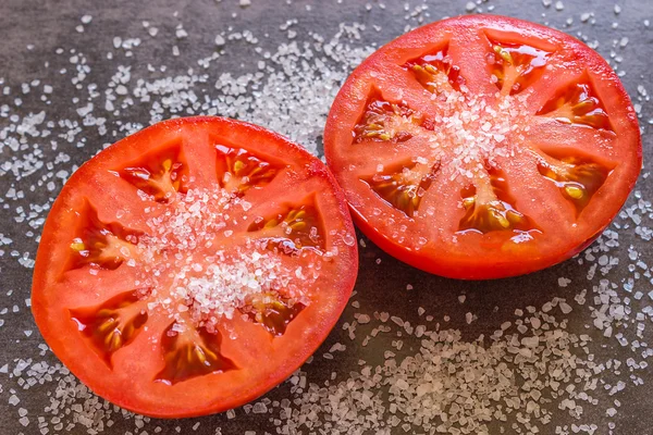 Close-up van verse tomaat op zwarte achtergrond. — Stockfoto