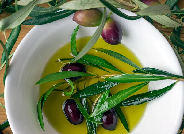 Olive e olio d'oliva. — Foto Stock