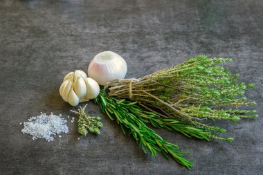 Baharatlar: biberiye, kekik, deniz tuzu, sarımsak ve soğan. 