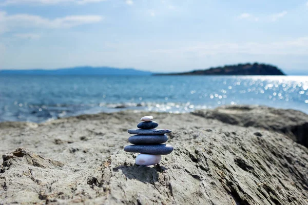 Piramide Pietre Marine Sulla Riva Del Mare Sulla Spiaggia Ghiaia — Foto Stock