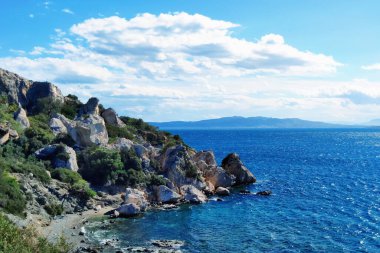  Gün batımında deniz. Yunanistan 'da bir adada yaz akşamı. Seçici odak.