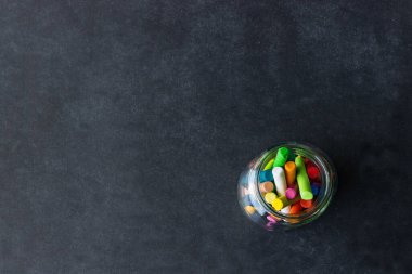 Parlak pastel boya kalemi siyah bir okul kurulu yalan. Çocukların yaratıcılık. Okul kavramı-tekrar. Kopya alanı. 