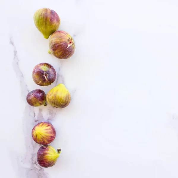 Свежие Спелые Инжиры Белом Каменном Столе Концепция Здорового Питания Вегетарианство — стоковое фото