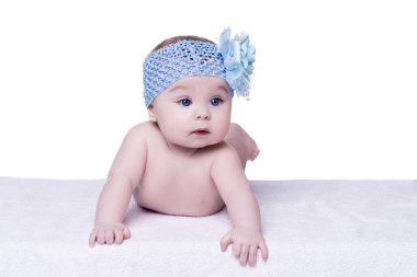 Mavi yay çiçek başında küçük ciddi bebek