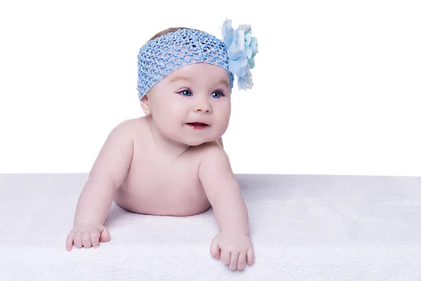 Мила дитина посміхається з синьою квіткою на голові — стокове фото