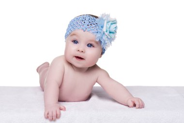 küçük bebek kız mavi yay çiçek başında