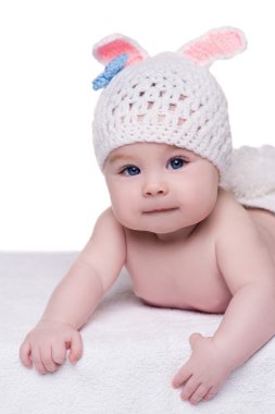 şirin bebek çocuk kulakları tavşanlı beyaz örgü şapkalı