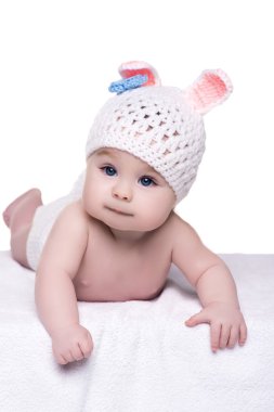 şirin bebek çocuk kulakları tavşanlı beyaz örgü şapkalı