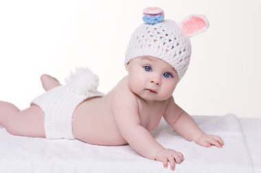 şirin bebek çocuk yatarken tavşan kostüm